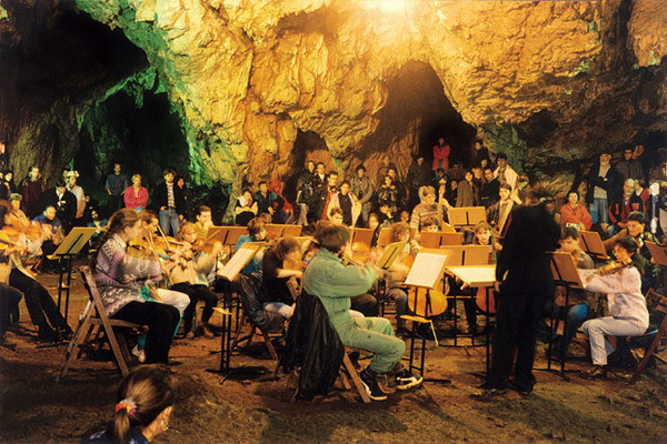 Timisorenii sunt invitati duminica la concert in Pestera Romanesti. Intrarea va fi libera