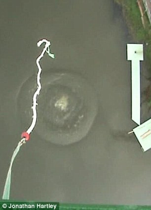 Bungee "la liber": a cazut in apa cu 130 de kilometri la ora!