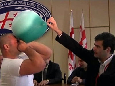 Umfla pungi de plastic ... cu nasul!