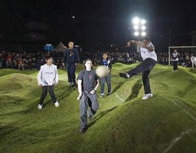 Cel mai ciudat teren de fotbal din lume! Vezi VIDEO!