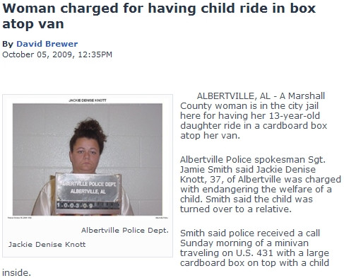 Si-a pus fiica intr-o cutie de carton deasupra masinii si a plecat la drum!