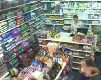 Topless la cumparaturi! VEZI VIDEO!