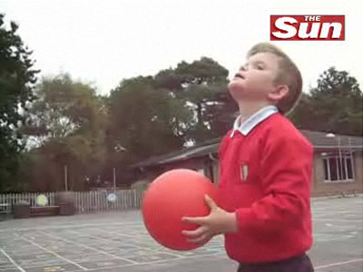 Un baiat de 7 ani, orb, "vede" cu urechile si cu varful limbii! Vezi VIDEO!