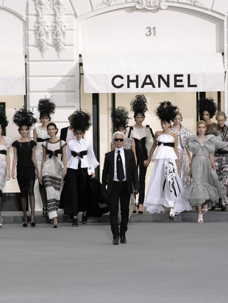 Casa Chanel si-a prezentat colectia intr-un grajd!
