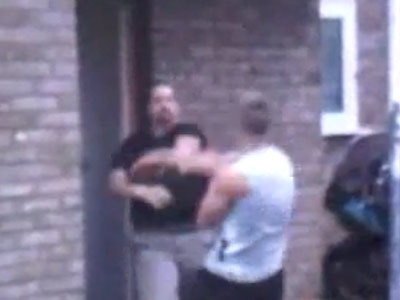 Tare in gura, nu si in barbie! "Papagal" agresiv, doborat cu un pumn! VIDEO