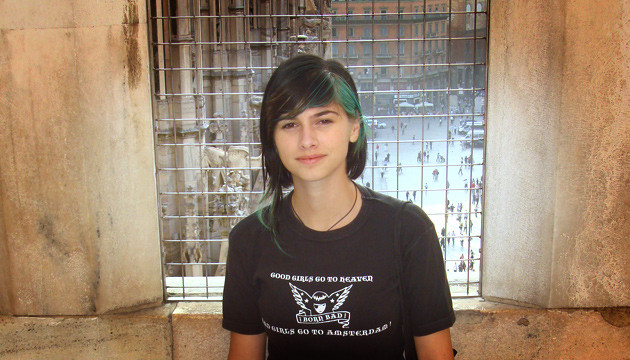 Alice savureaza un cappuccino la Milano