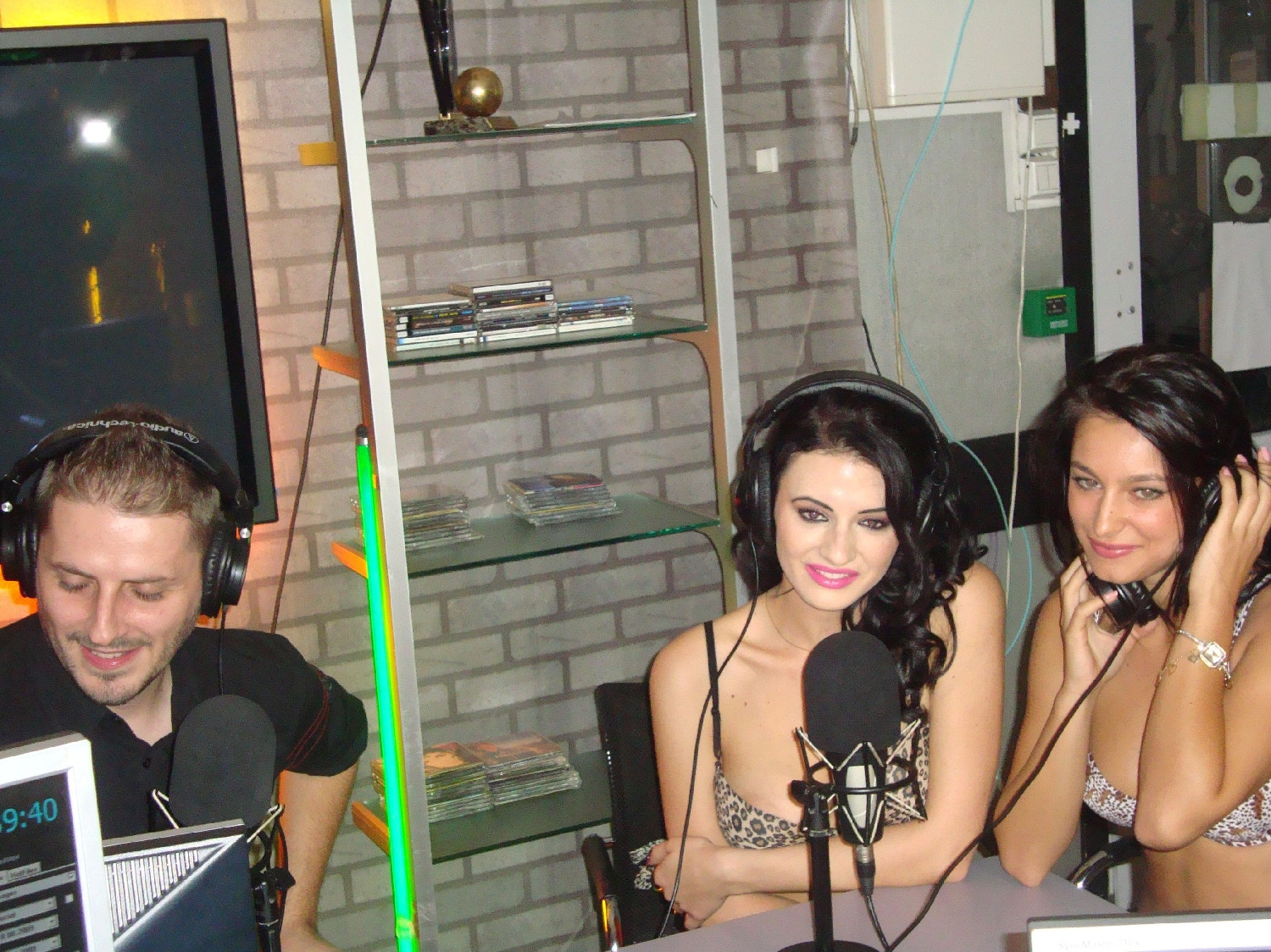 Roxi si Gina de la “Goluri si Goale” s-au dezbracat la ProFM!