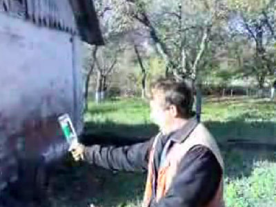 Un om cu sticla la cap! VEZI VIDEO