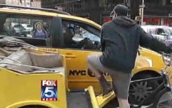Bataie spectaculoasa pe Broadway, intre doi taximetristi! VEZI VIDEO!