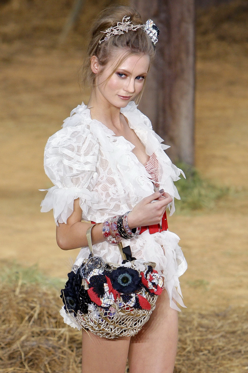 Chanel merge la tara, Valentino e transparent, iar Gaultier, erotic