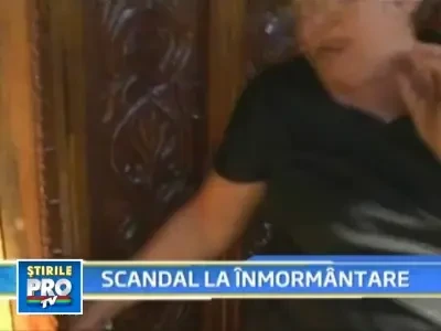 Slujba de inmormantare, in fata bisericii incuiate! Preotul, de negasit!