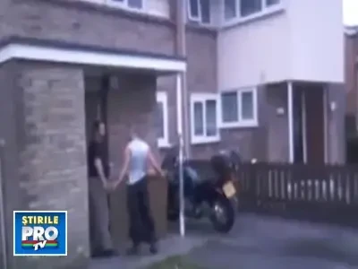 Tare in gura, nu si in barbie! "Papagal" agresiv, doborat cu un pumn! VIDEO