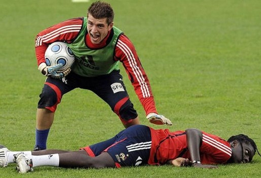 Un jucator al nationalei Frantei a cazut inconstient la pamant!