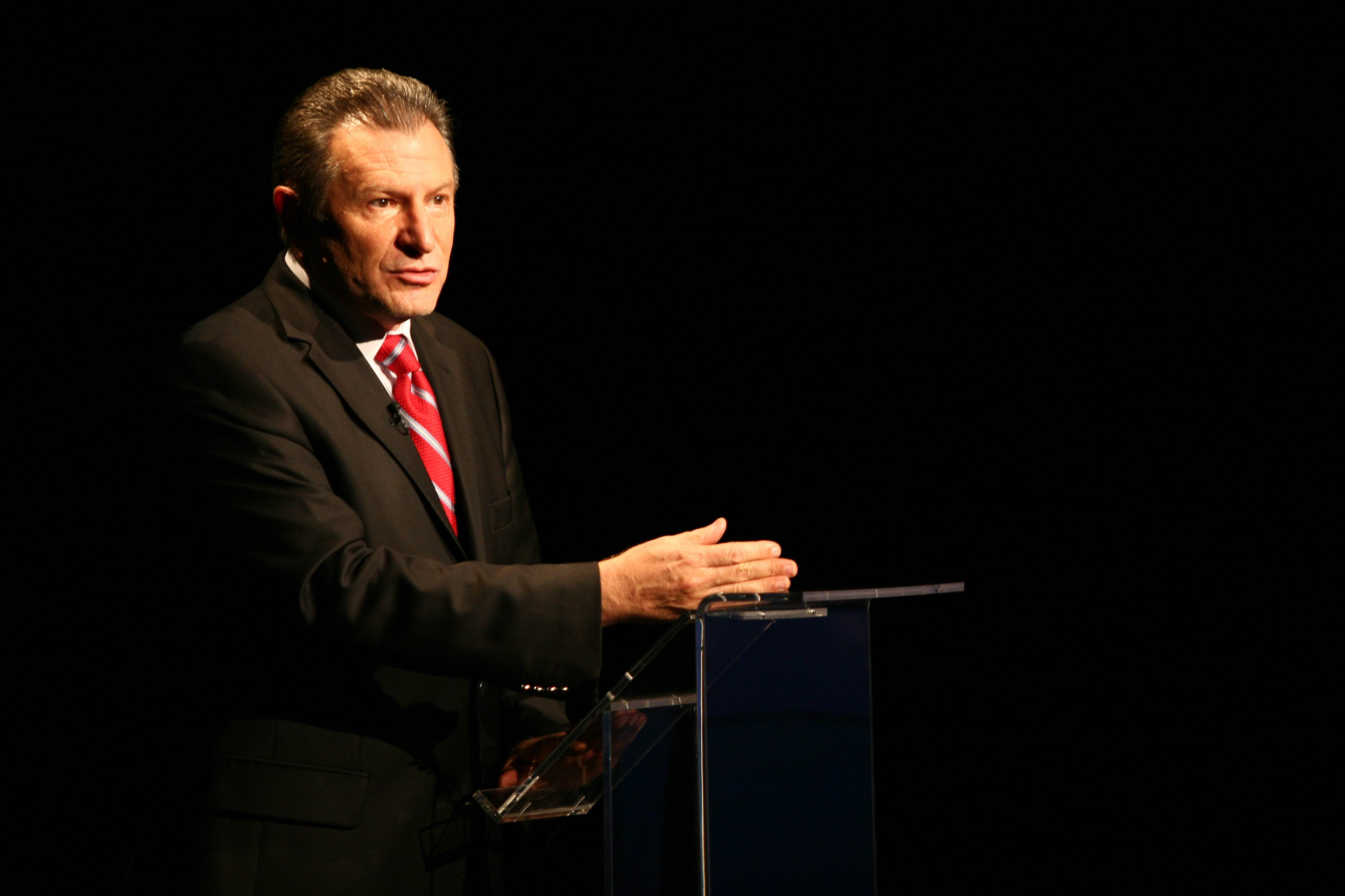 "Geoana poate vorbi de deturnari de fonduri doar daca este prostanac"