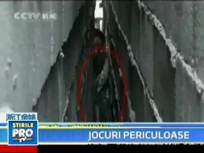 A ramas intepenit intre 2 ziduri in timp ce se juca de-a v-ati ascunselea!