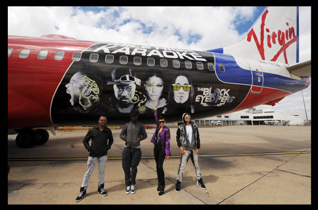 Black Eyed Peas, karaoke la 12.500 de metri inaltime! VEZI VIDEO