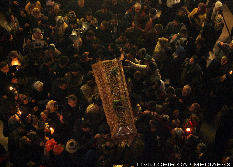 Fie ploaie, fie vant, pelerinii nu renunta la sarbatoarea Sf. Parascheva