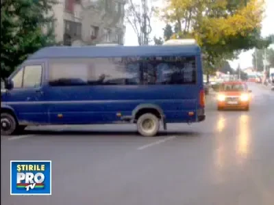 Cu masina in mijlocul strazii! Parcare ca la Ploiesti