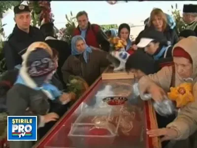 Dorm sub cerul liber ca sa atinga racla cu moastele Sfintei Parascheva