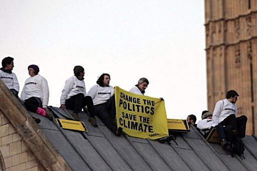 Protest la inaltime in Londra! Pe acoperisul Parlamentului, mai exact