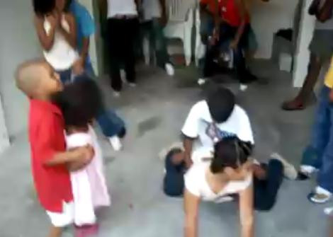 Dansuri erotice cu copii de scoala primara! Vezi VIDEO!