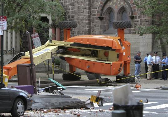 O macara s-a prabusit lovind o cladire de locuinte! Un muncitor a murit