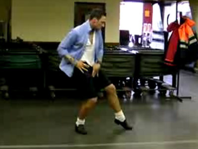 Moonwalk de postas! Il imita bine pe Michael Jackson? VIDEO!