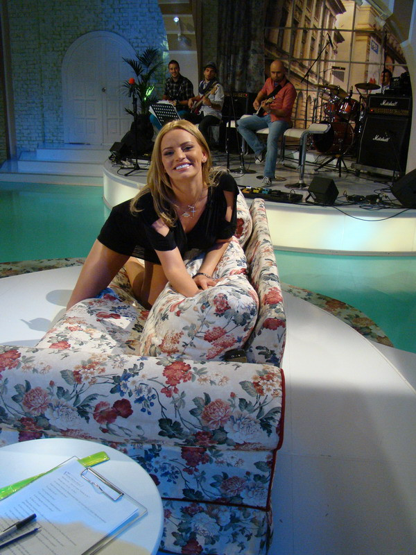 Blonda lui Iri si-a dezgolit din nou nurii!