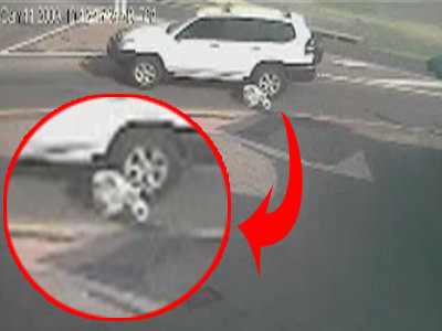 VIDEO SOCANT! O tanara sare din masina si este calcata!