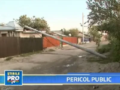 Stalpi de beton au cazut peste casele lor. Basculanta i-a agatat