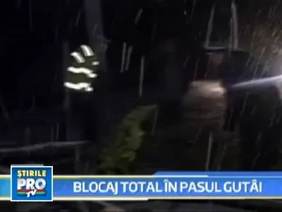 Pasul Gutai blocat. Ninge ca-n decembrie si cad copaci