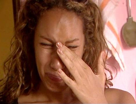 Leona Lewis, lovita cu pumnul in timp ce oferea autografe fanilor