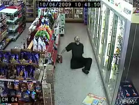 Beat de pica, incearca sa-si mai ia niste berica! VEZI VIDEO!