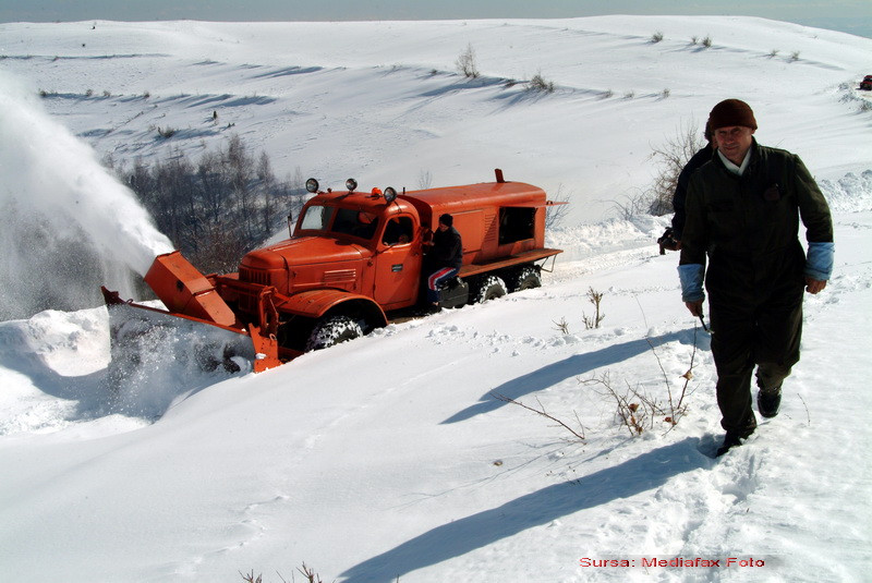 Viscolul a baricadat in case zeci de mii de oameni! Sute, blocati pe sosele