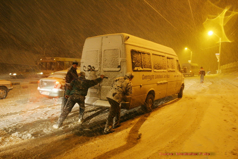 Zapada si noroiul au transformat soselele in capcane pentru soferi