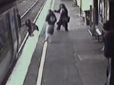 Bebe in carucior, a trecut metroul peste el! Vezi faza!