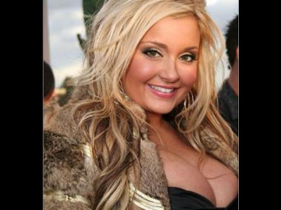 Bomba sexi s-a aruncat in lac, siliconul a facut pac!