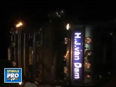 Macel pe un drum din Caras Severin! Un tir plin cu porci s-a rasturnat!