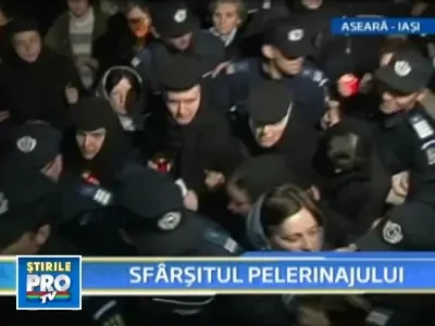 Ultima seara a pelerinajului de la Iasi: aglomeratie, zarva si imbranceli