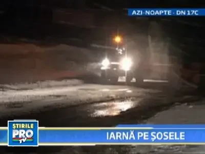 Viscol si ninsoare abundenta! Troienele au ajuns mai inalte ca o masina!