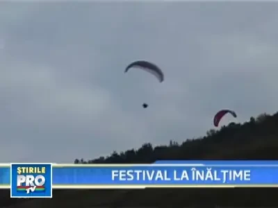 In voia vantului, la Festivalul Parapantistilor
