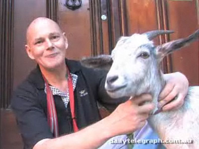 Dupa divort, s-a ales cu o capra! Si o plimba mandru prin parc!