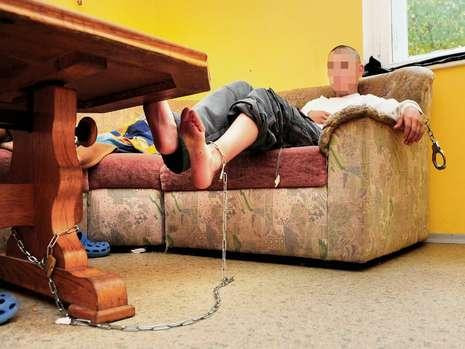 Leac pentru violenta: o mama isi tine copilul in lanturi! Vezi galerie