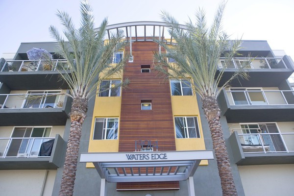 Au crezut ca pe balcon e o papusa de Halloween! Era cadavrul vecinului