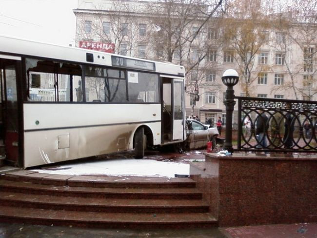 "Cursa infernala 3": Biliard cu masini si pietoni, prin Rusia!