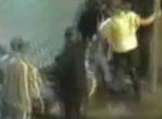 VIDEO SOCANT! Cinci tinere stalcesc in bataie un barbat cazut pe strada!