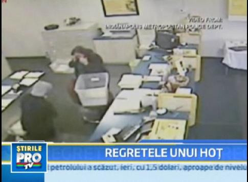 Un hot coplesit de piosenie: se roaga alaturi de femeia pe care-o jefuieste