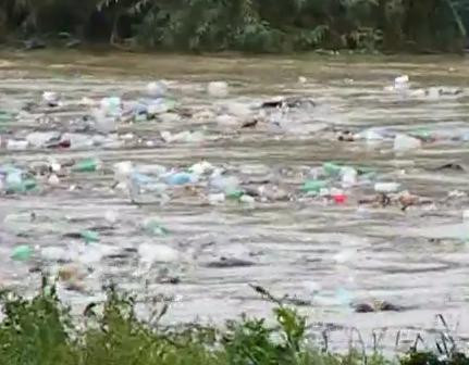 Un rau sufocat de gunoaie! Pana unde se mai poate merge cu nesimtirea?!
