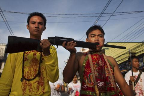 Ritualuri de automutilare la festivalul vegetarienilor! GALERIE FOTO!!!