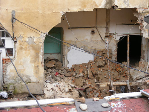 A murit zdrobit de peretele unei case de rugaciuni!